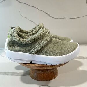 Oofos women's ooxoozie low shoes size 10.5 sage Sherpa